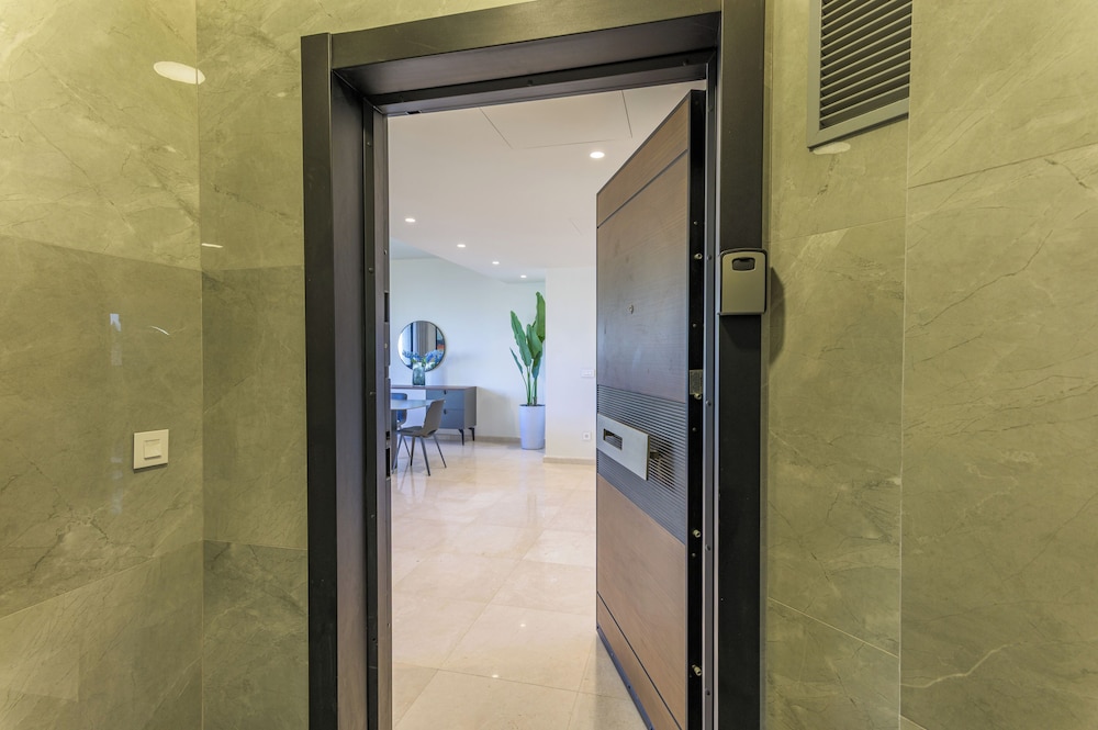 Achrafieh Gate - Modern 3-BR Apartments
