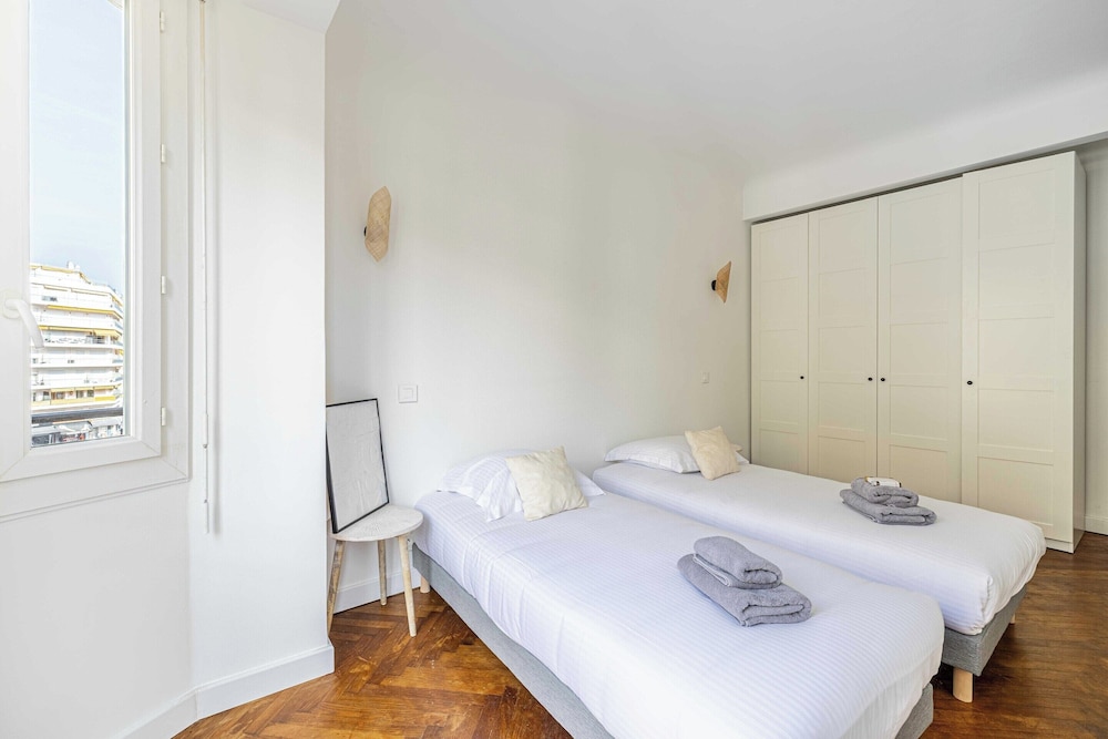 Elegance and Refinement With A/C - Cannes view 2