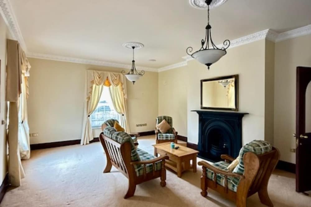 Summer Sale! Beakstown House Luxurious 5-bed Villa