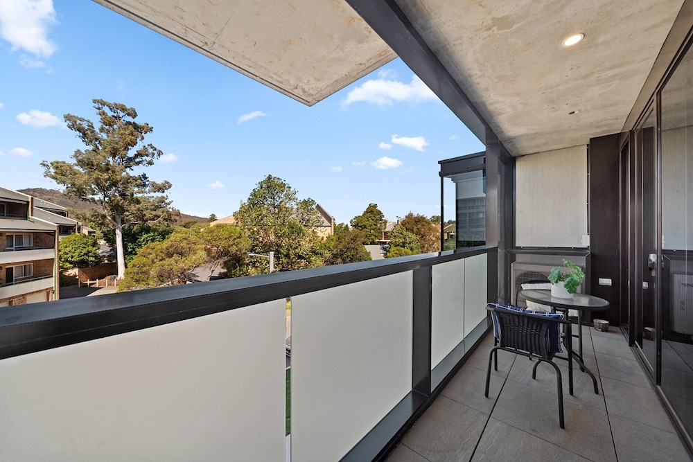 Bright Unit With Secure Parking and Garden Access