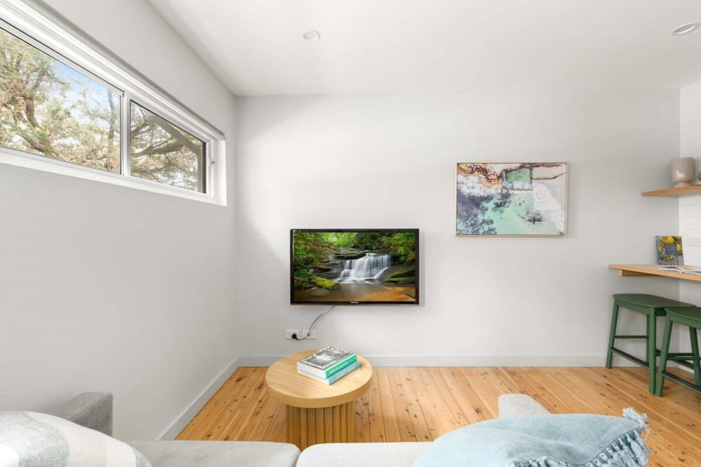 Modern 1-bed Pad Minutes Away From Beach