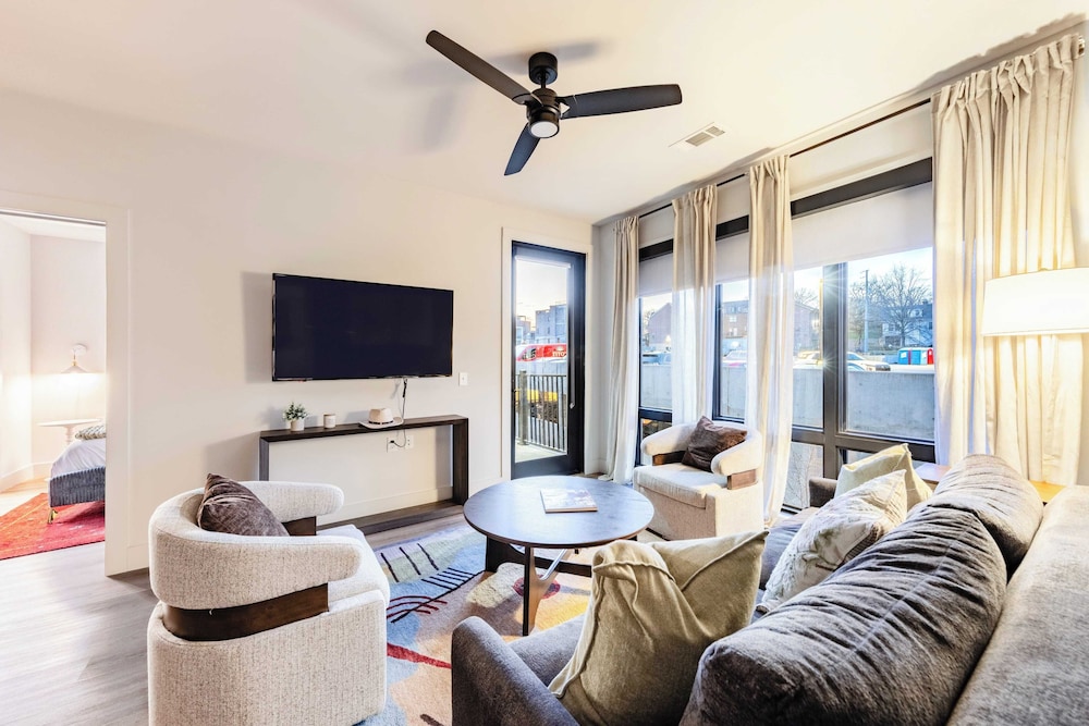 Sleeps 24 4 Modern Midtown Apartments w/ Gym + Pool Walkable to Shops & Eats