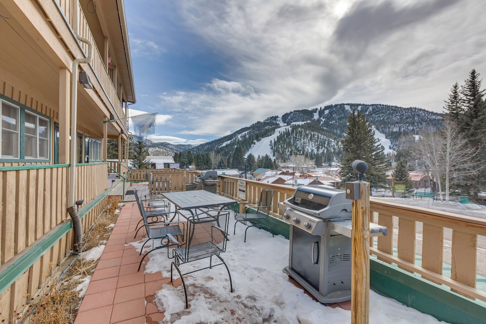 1/2 Mi to Skiing: Red River Condo w/ Free Shuttle!
