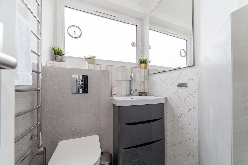 Excellent 3-bed Flat In Elephant & Castle