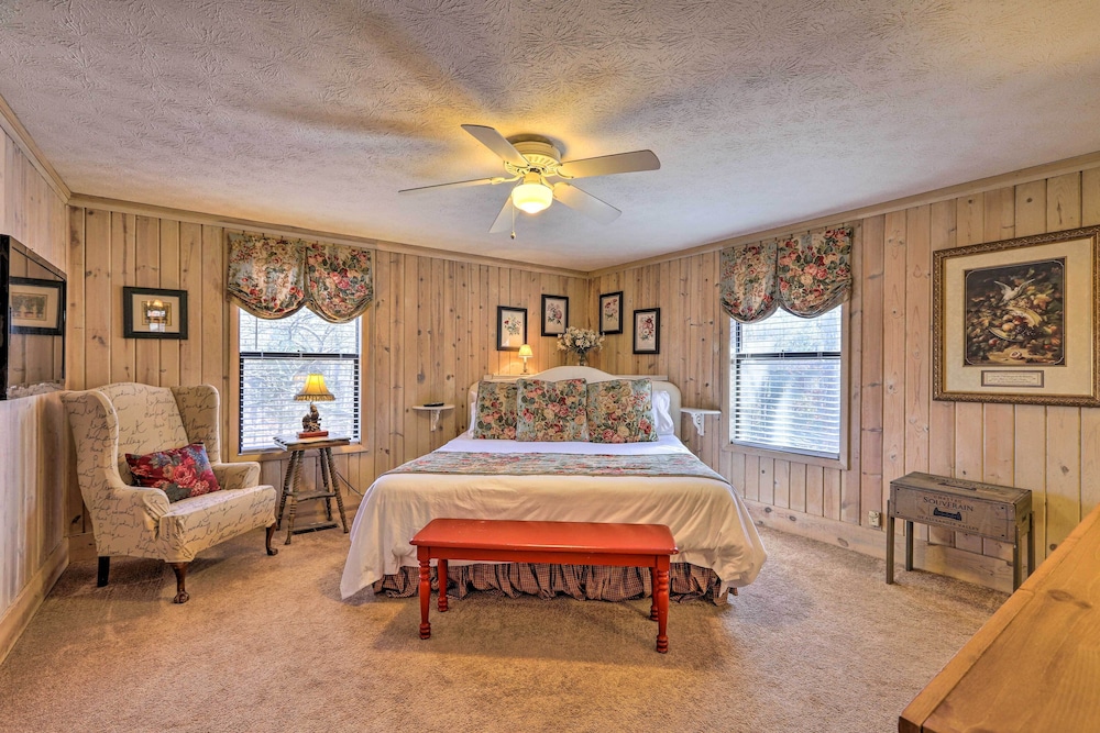 Cozy Caymus Cabin ~ 3 Miles to Callaway Gardens! view 4