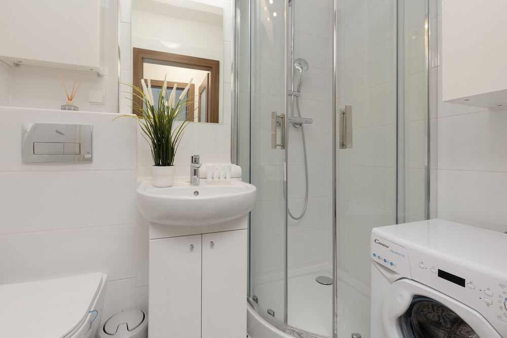 Dickensa Warsaw Apartment by Renters view 5