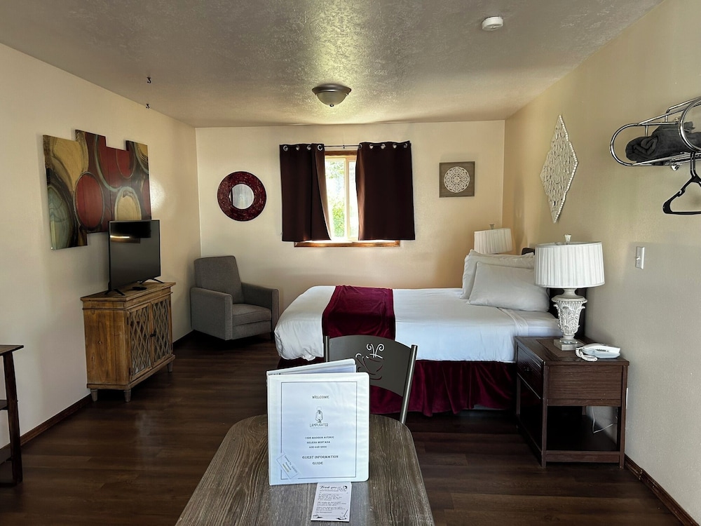 Lamplighter Cabins & Suites