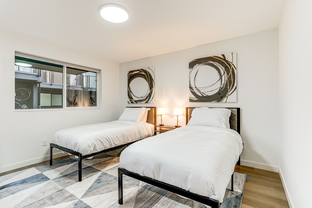 Modern Seattle Townhome: Walk to Light Rail! view 5