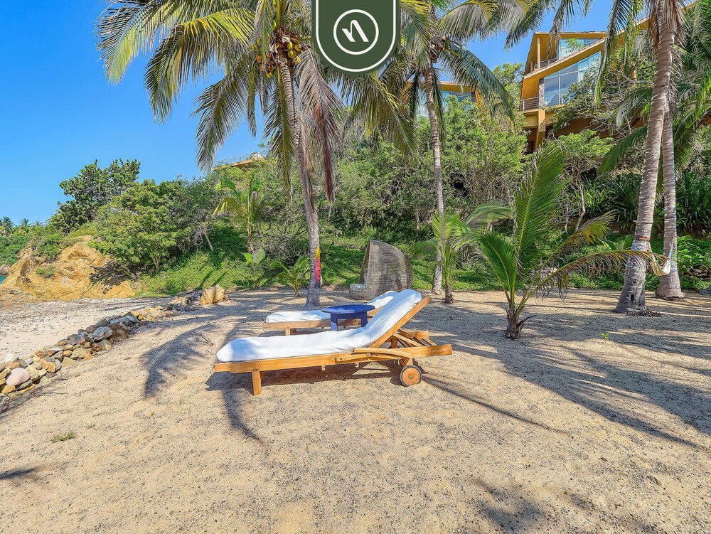 Luxury Oceanfront Villa - Private Beach - Pool