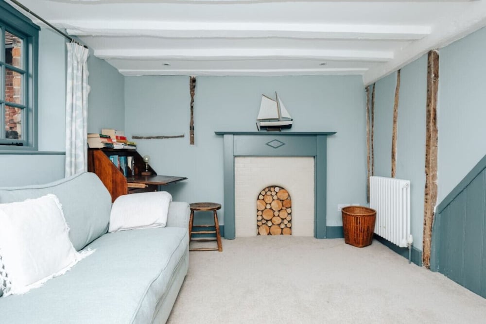 Antelope Cottage - Rural Pet Friendly Cottage