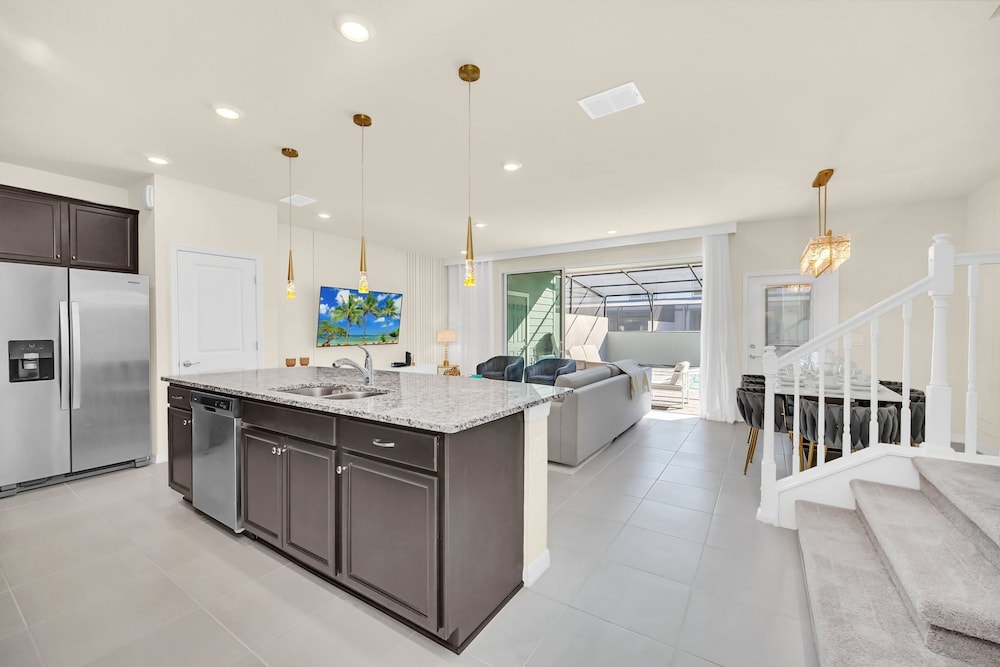 Stylish 5BR Home With Mickey Cars Rooms