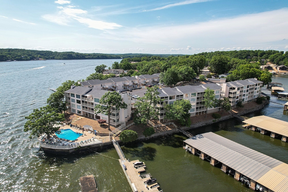 Spacious Family Friendly 3 Bed/3 Bath w/ Amazing Views, Lakeside Pool, & Boat Slip