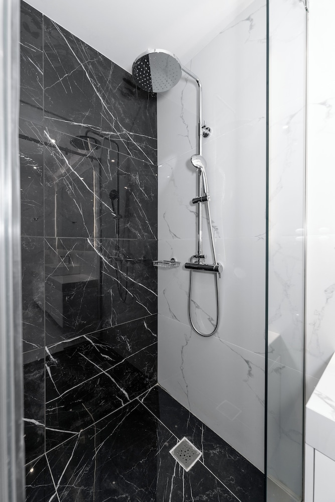Spacious & Stylish Athens Apartment - Walk To Metro