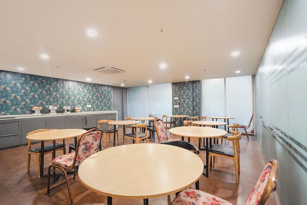 FabHotel Novis Stayz