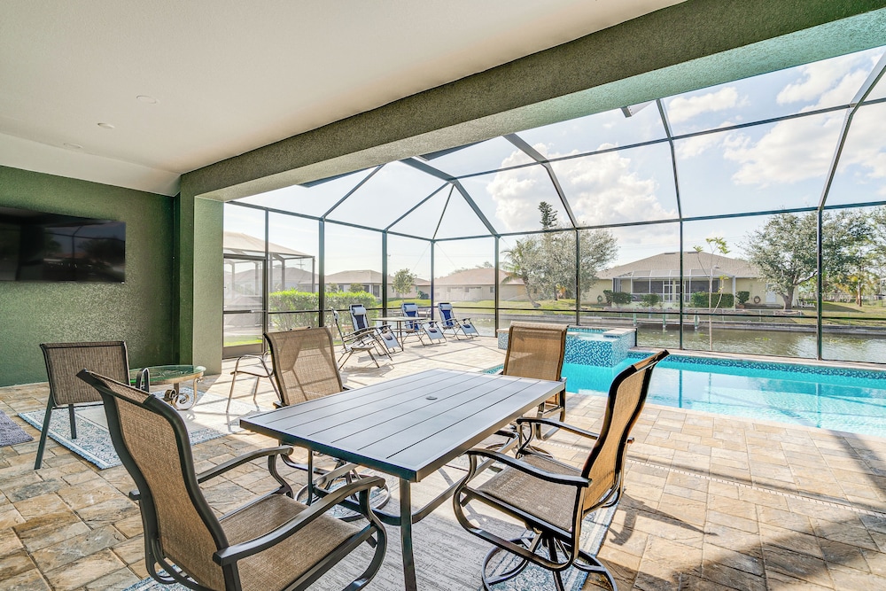 7 Mi to Dtwn Cape Coral: Home w/ Pool & Spa!
