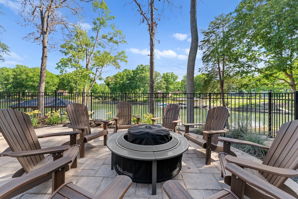 Black Bear Lodge by Avantstay Lakefront Dock Pool Theater Sleeps 20