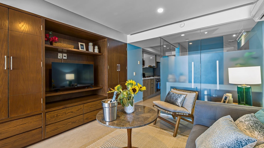 Gorgeous 1BR with Pools & Sea Views