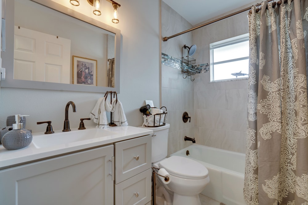 Walk to Redington Beach: Renovated Duplex w/ Patio