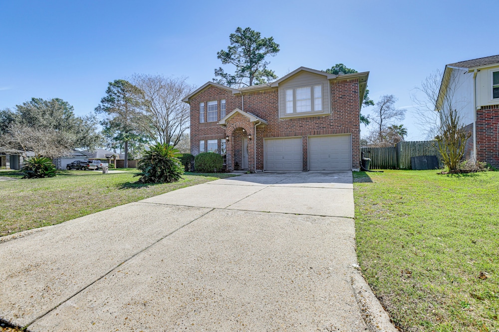 Houston Home 11 Mi to Hospitals: Nurses Welcome!