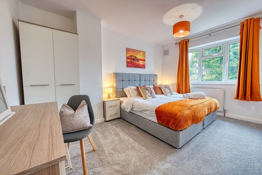 Modern 3 Bedroom 2 Bath Hse with Parking view 4