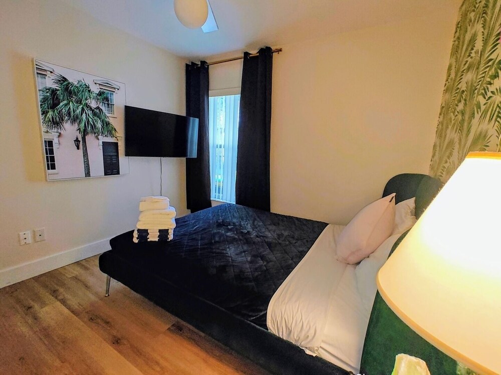 Chic 3 BR w/ Pool Near Disney Magic