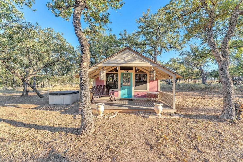 Tranquil Retreat W/hot-tub 10-mins to Downtown!