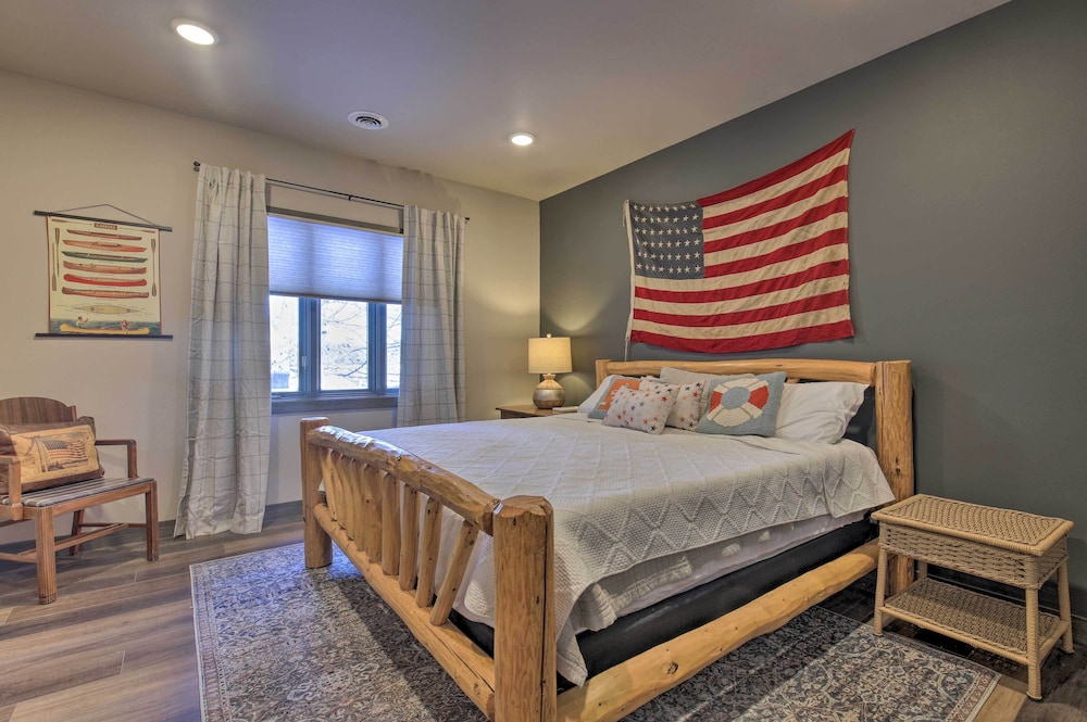 Lakefront Cabin w/ Proximity to Attractions!