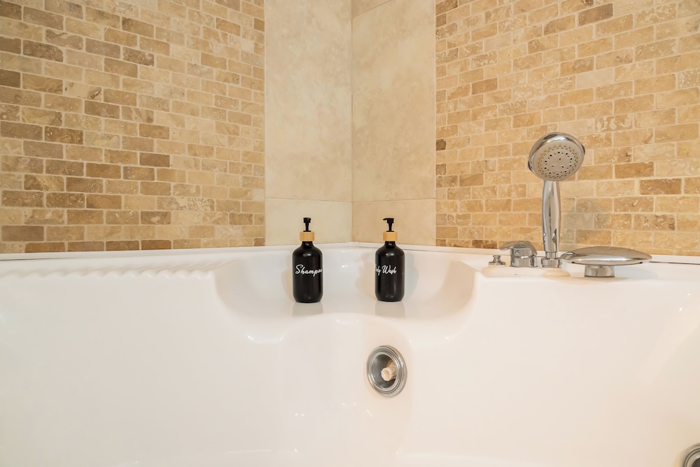2BR hot tub prvt parking near metro