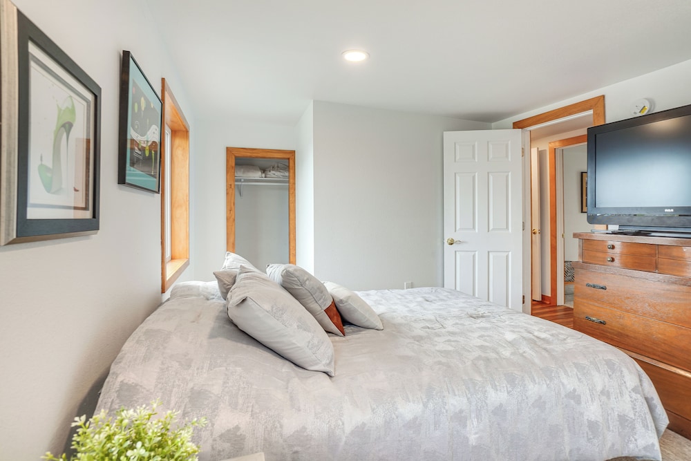 1 Mi to Shore: Lake Michigan Retreat w/ Game Room!