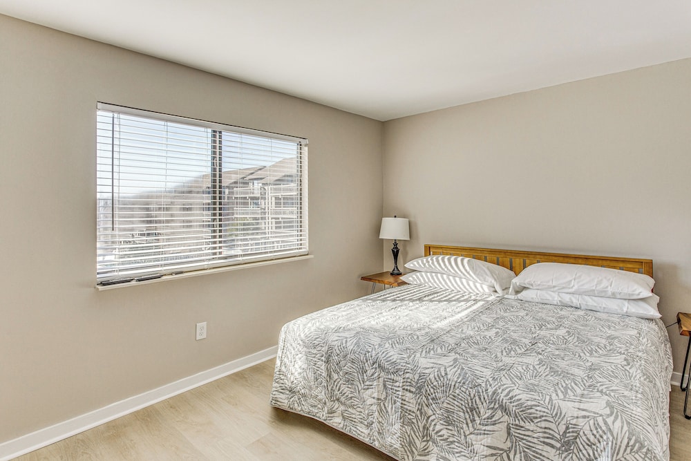 Walk to Ocean: Pool-view Condo in Myrtle Beach!
