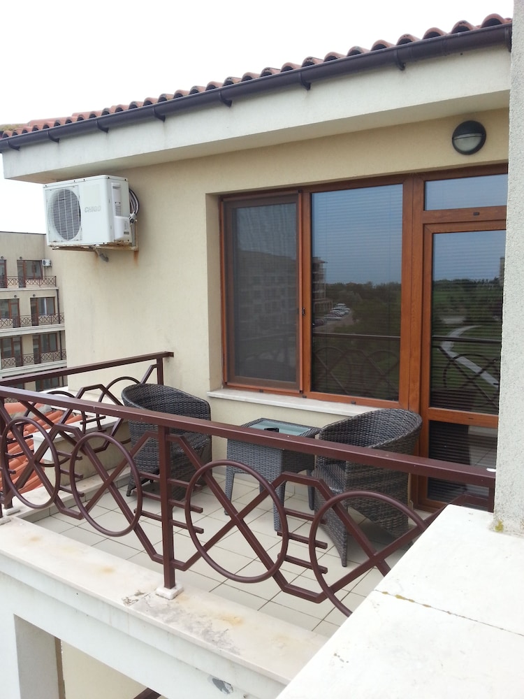 Lighthouse Luxe Estate Apart & Villas