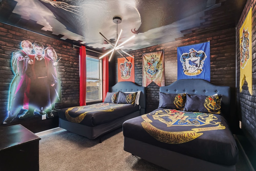 Upstay Movie-themed Mansion w Arcade Pool Hot Tub
