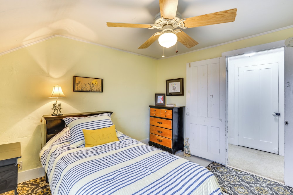 3 Blocks to Lake Ontario: Getaway in Cape Vincent!