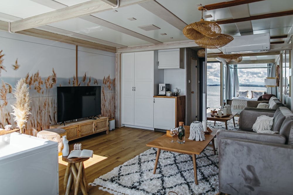 HT Houseboats