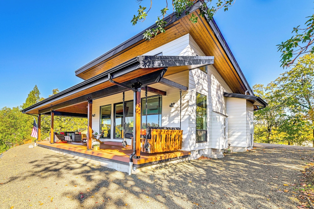 Dreamy Hilltop View: Roseburg Wine Country Retreat
