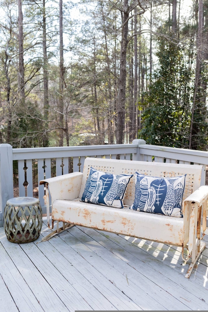 Classic Lakeside Cottage Masters Rental