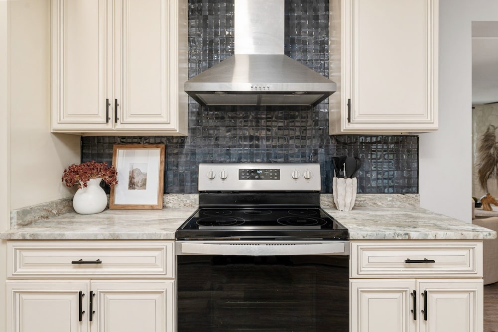 Designer Pet-friendly Retreat With Heated Pool 5 Bedroom Home