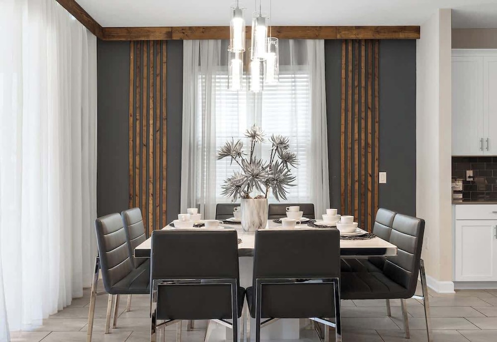 Sophisticated 6BR at Storey Lake