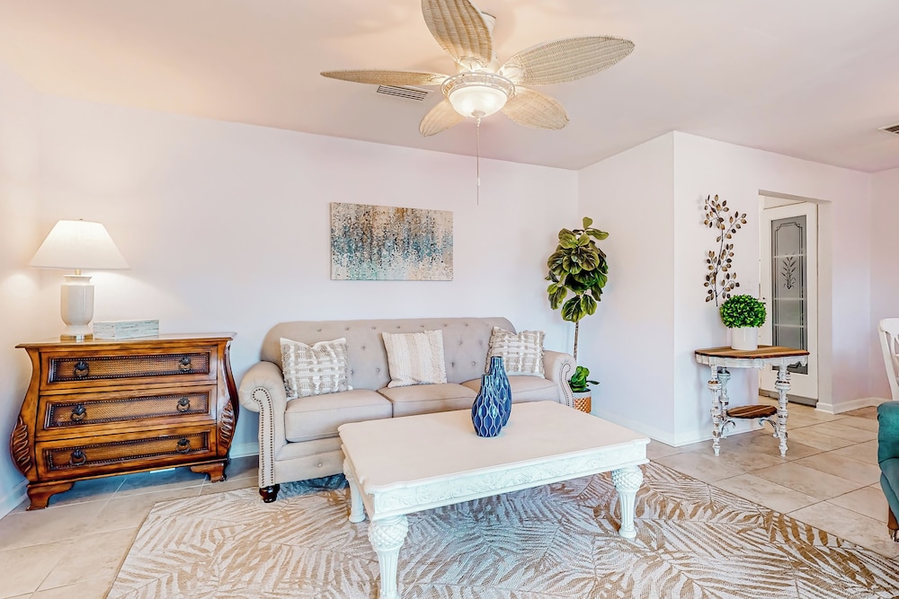 3BR Next to Park w/ Large Yard, AC & W & D