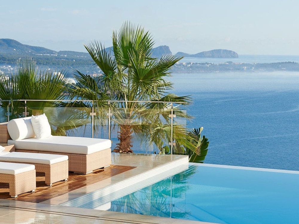 Lavish Villa With Infinity Pool and Views