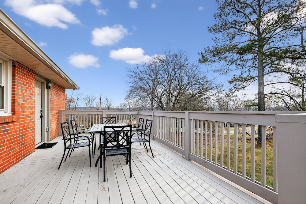 Quiet Retreat Near Opryland & Airport 4 Bedroom Home