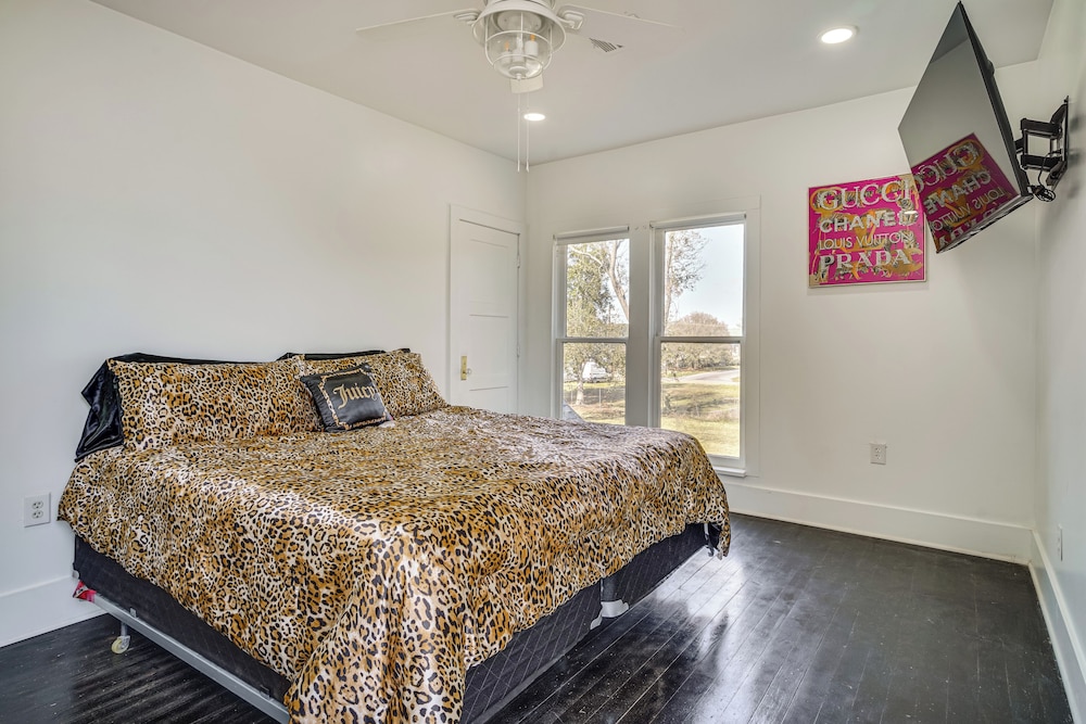 2 Mi to Gator Chateau: Vibrant Home w/ Balcony