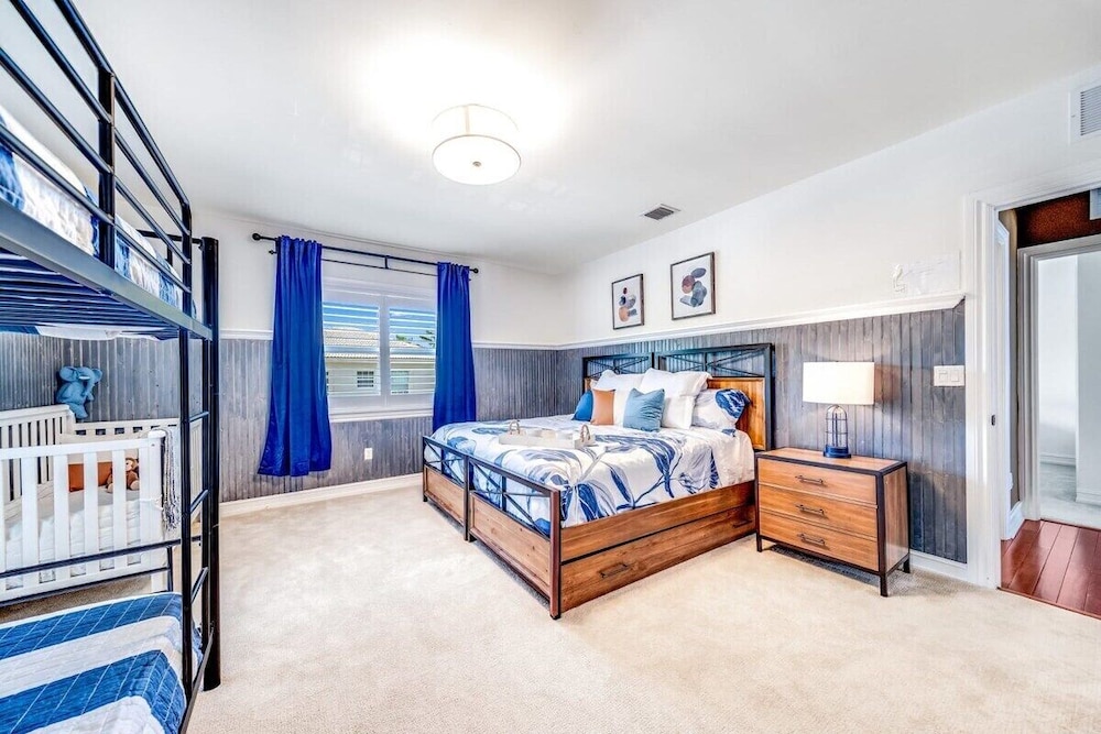 5 Bedroom Luxury Home, Minutes to Las Olas, Shops & Beach