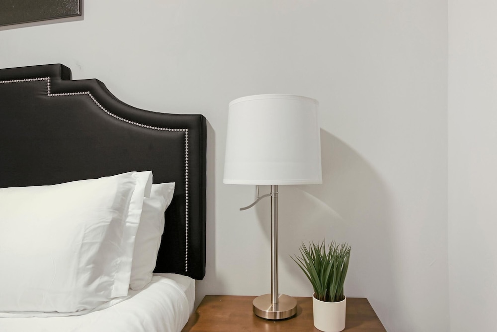 Prime 3BR Apt - Lawndale rep