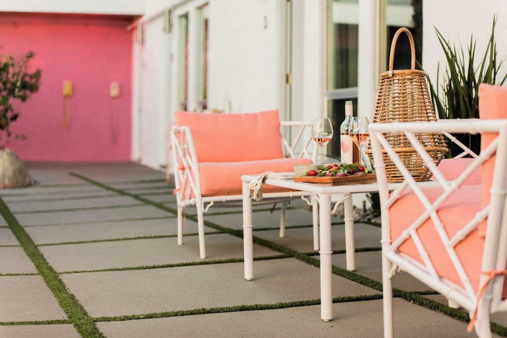 2 Rooms, Sleeps 8 Retro Hotel w/ Pool Wesley King Studio Buyout by Avantstay