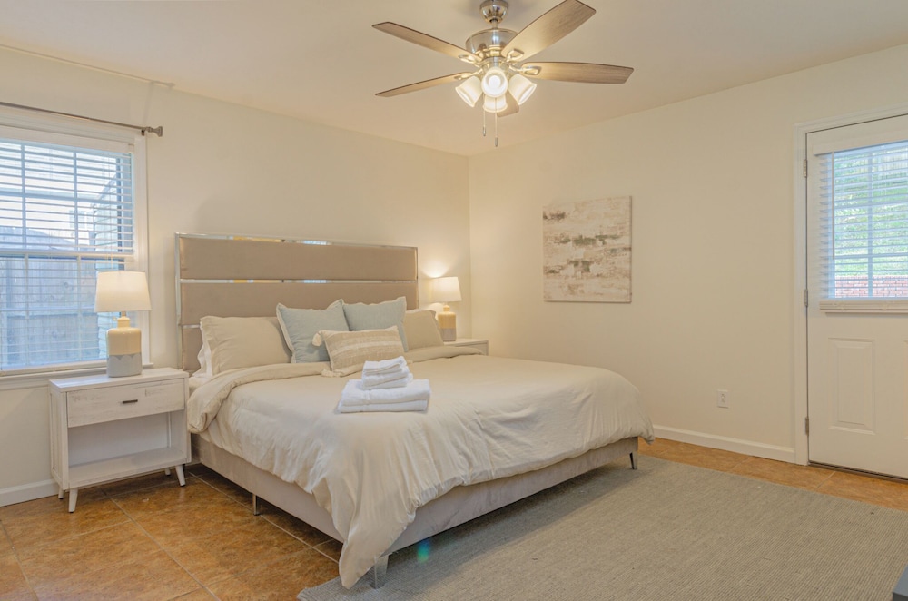 Relaxing 3BR Getaway with Pool and games