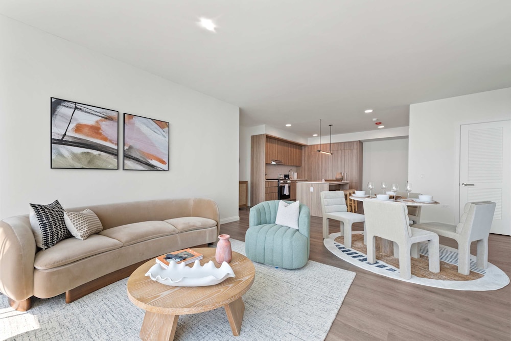 High-rise 65 Fl Apt w Lux Amenities Lake Views