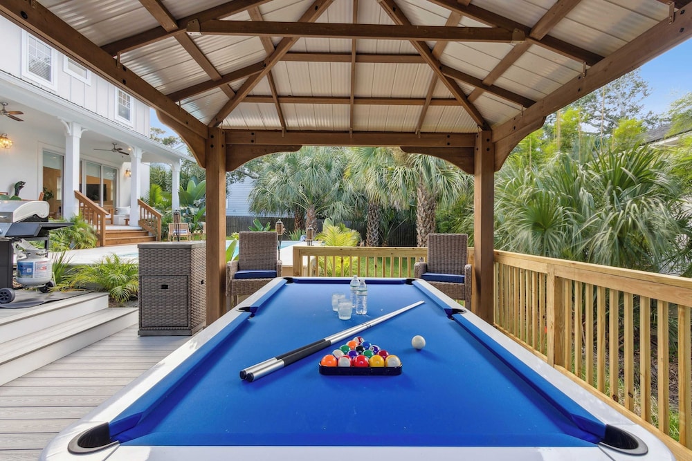 Serenity at Surfside by Avantstay Pool, Porches, Fire Pit & Arcade Near Vilano Beach