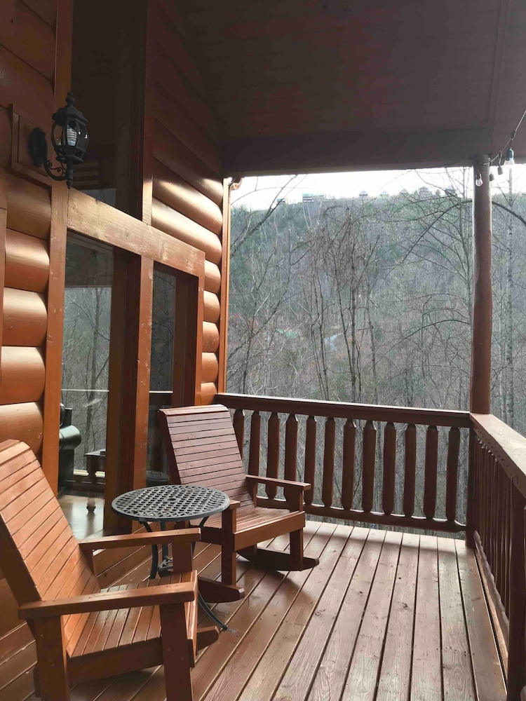 Beautiful Cabin w hot tub Sauna Pool Table