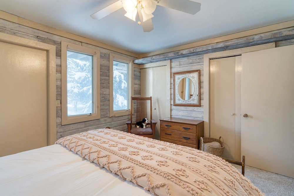 Vail Vista Mountain Retreat w Balcony Views Near Vail Ski Village